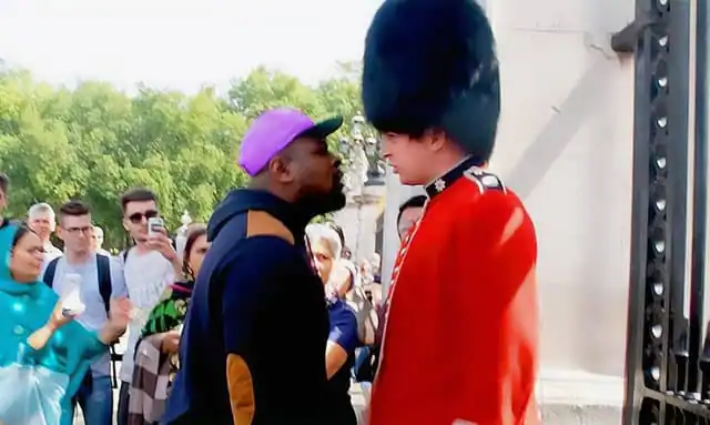 Rich Man Keeps Annoying Royal Guard, But He Didn’t Expect This To Happen
